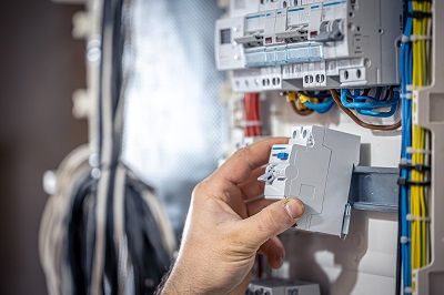 Técnico reparando cuadro eléctrico
