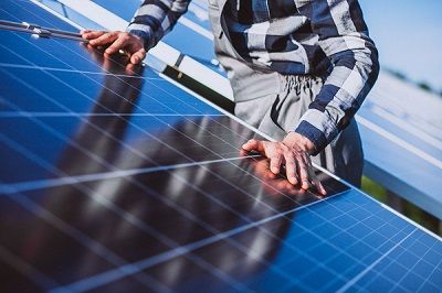 Técnico instalando placas solares